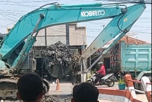 Camat Comal Tinjau Pengerukan Kali Layang untuk Pastikan Normalisasi Berjalan Tepat Waktu