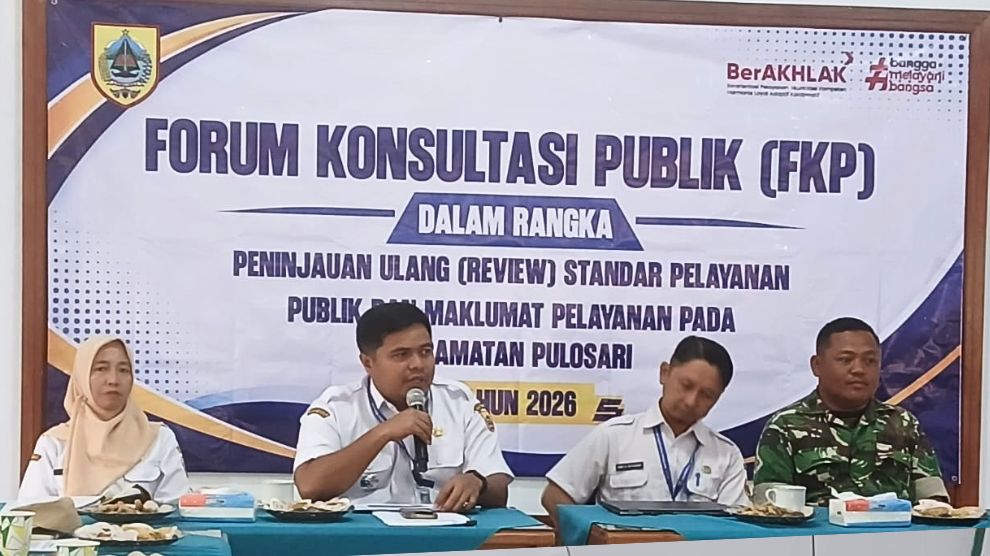 Camat Pulosari Arif Senoaji memimpin Forum Konsultasi Publik peninjauan standar pelayanan publik 2026 di Pendopo Abdi Praja