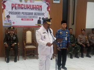 Apresiasi Kerja Keras Pelatih dan Siswa, Camat Muhibin Pimpin Pengukuhan Paskibra Petarukan