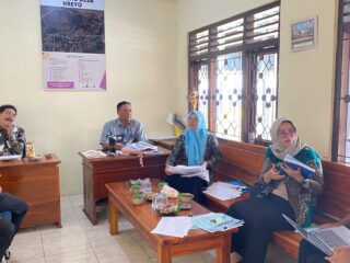 Dorong Tertib Administrasi, Pihak Kecamatan Randudongkal Dampingi Pemdes Kreyo Rampungkan LHP AMJ