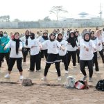Plt Bupati Pemalang Nurkholes dan warga saat senam bersama di Stadion Jati Diri Comal