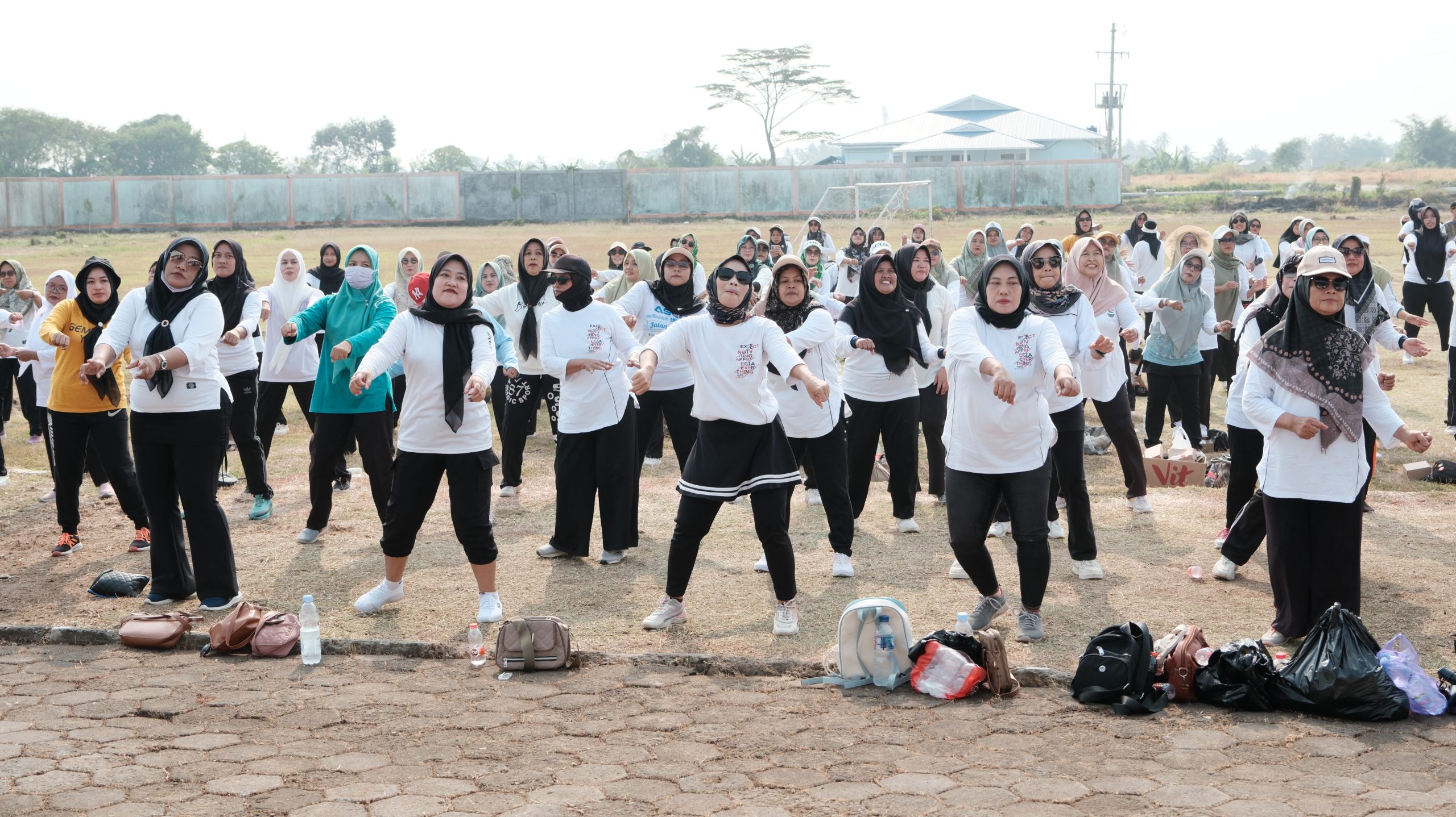 Plt Bupati Pemalang Nurkholes dan warga saat senam bersama di Stadion Jati Diri Comal