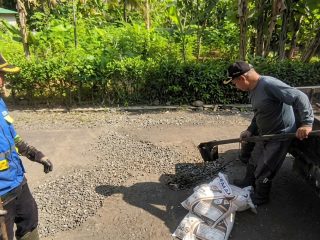 DPUPR Pemalang Gerak Cepat: UPJI Wilayah 1 Tambal Lubang di Jalan Lingkar Watukumpul demi Keselamatan Warga