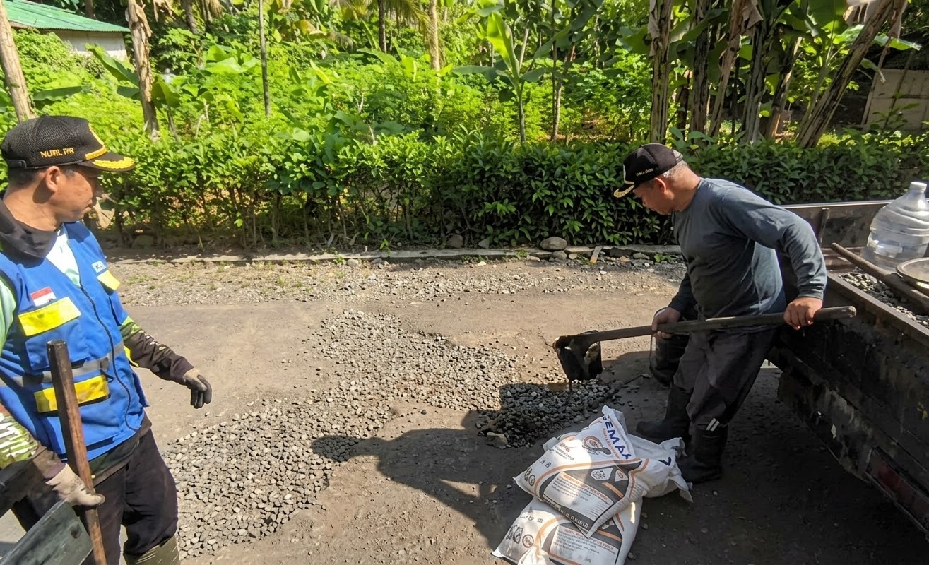 DPUPR Pemalang Gerak Cepat: UPJI Wilayah 1 Tambal Lubang di Jalan Lingkar Watukumpul demi Keselamatan Warga